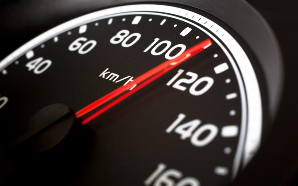 Taximetrist prins în timp ce gonea prin Suceava cu 130 km/h. În plus, era și băut
