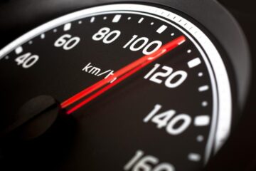 Taximetrist prins în timp ce gonea prin Suceava cu 130 km/h. În plus, era și băut