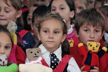 Ghiozdane complet echipate pentru școală pentru copii nevoiași