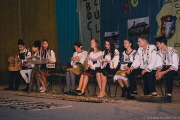 Elevii Colegiului de Industrie Alimentară i-au sărbătorit pe boboci „acasă-n Bucovina”