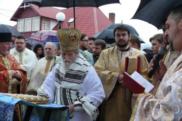 Biserica veche a Mănăstirii Podu Coșnei a fost resfințită duminică, 6 noiembrie, de ÎPS Pimen, Arhiepiscopul Sucevei și Rădăuților, împreună cu un sobor format din preoți, diaconi și călugări