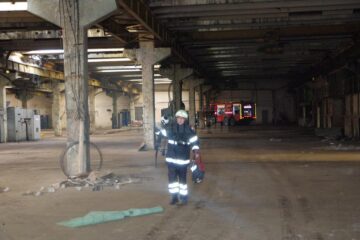 Incendiu în incinta fostei MES, provocat de doi tineri