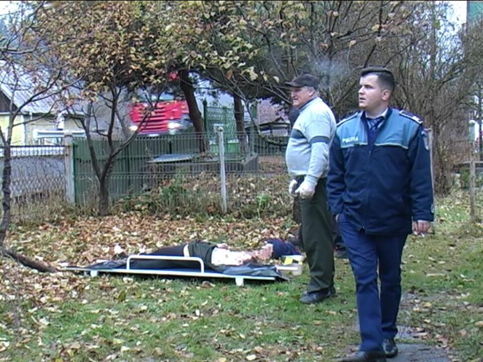 Bătrână lovită de o mașină, găsită moartă în curtea unei case. Șoferul a încercat să-și piardă urma