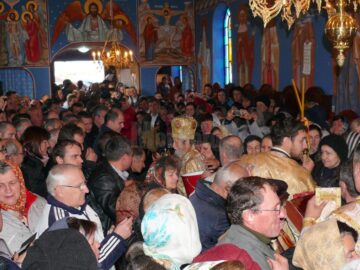 Biserica veche a Mănăstirii Podu Coșnei a fost resfințită duminică, 6 noiembrie, de ÎPS Pimen, Arhiepiscopul Sucevei și Rădăuților, împreună cu un sobor format din preoți, diaconi și călugări