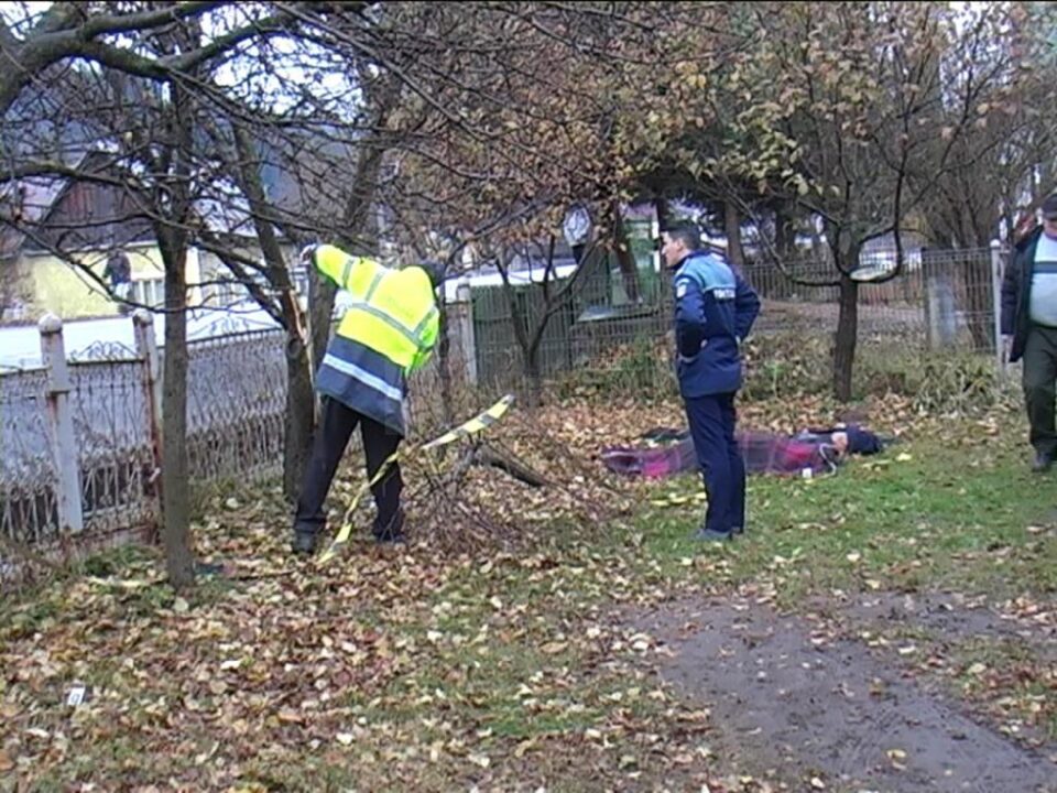 Bătrână lovită de o mașină, găsită moartă în curtea unei case. Șoferul a încercat să-și piardă urma