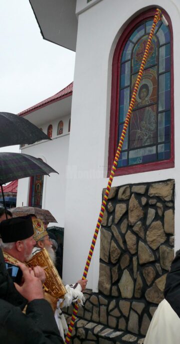 Biserica veche a Mănăstirii Podu Coșnei a fost resfințită duminică, 6 noiembrie, de ÎPS Pimen, Arhiepiscopul Sucevei și Rădăuților, împreună cu un sobor format din preoți, diaconi și călugări