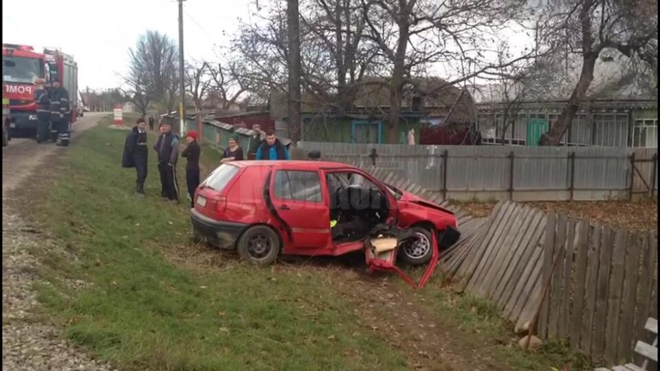 În urma impactului, autoturismul marca VW Golf a fost aruncat în șanț și a rupt un gard de lemn