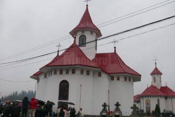 Biserica veche a Mănăstirii Podu Coșnei a fost resfințită duminică, 6 noiembrie, de ÎPS Pimen, Arhiepiscopul Sucevei și Rădăuților, împreună cu un sobor format din preoți, diaconi și călugări