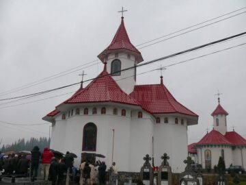 Biserica veche a Mănăstirii Podu Coșnei a fost resfințită duminică, 6 noiembrie, de ÎPS Pimen, Arhiepiscopul Sucevei și Rădăuților, împreună cu un sobor format din preoți, diaconi și călugări