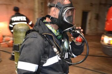 Incendiul a pus probleme deosebite din cauza cantității mari de fum și gaze toxice degajate