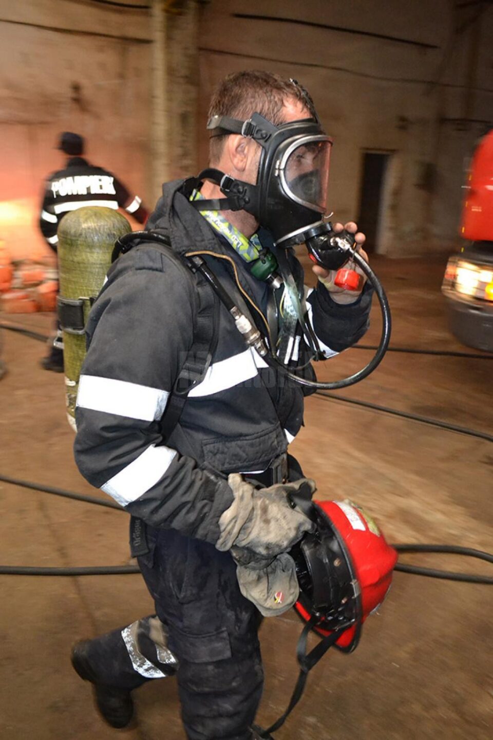 Incendiul a pus probleme deosebite din cauza cantității mari de fum și gaze toxice degajate Incendiul a pus probleme deosebite din cauza cantității mari de fum și gaze toxice degajate