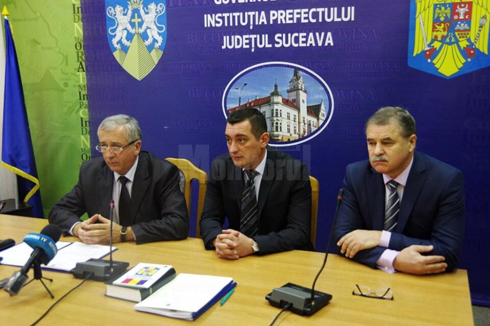 Ionuț Crețuleac (centru) a depus ieri jurământul în funcția de subprefect