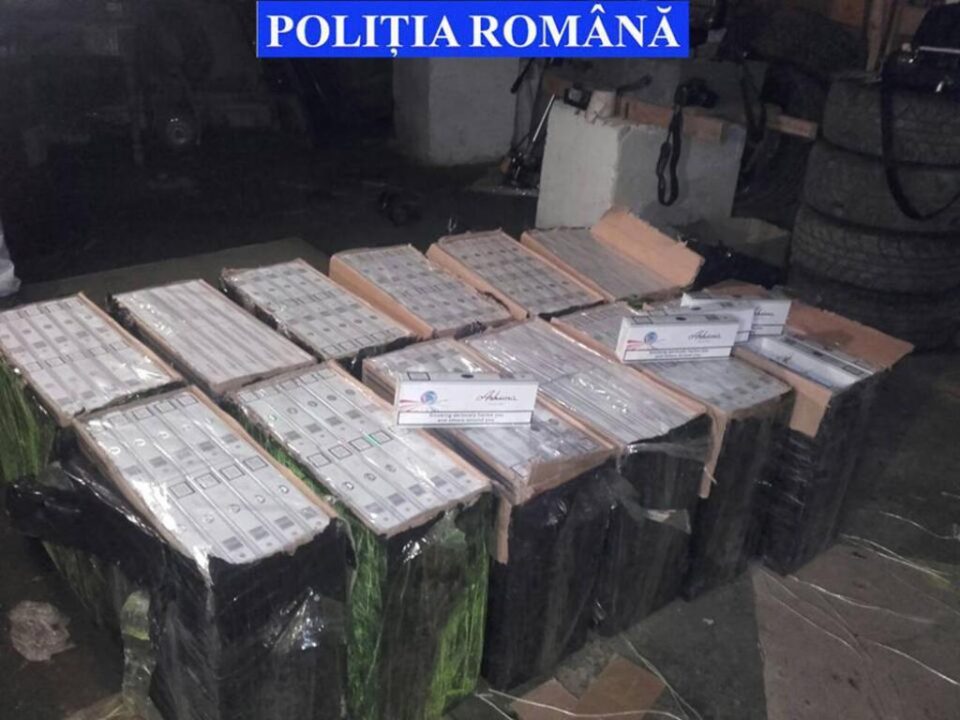 În aceeași încăpere din satul Negostina au fost descoperite 12 baxuri cu țigări de contrabandă, în valoare de 72.000 de lei