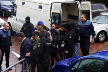 Aglomerație mare, ieri, la Palatul de Justiție, unde au fost duși cei 12 inculpați