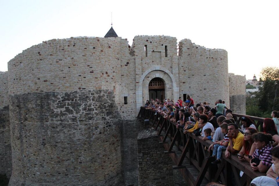 Doar în luna august, la Cetatea de Scaun a Sucevei au fost aici circa 20.000 de vizitatori Doar în luna august, la Cetatea de Scaun a Sucevei au fost aici circa 20.000 de vizitatori