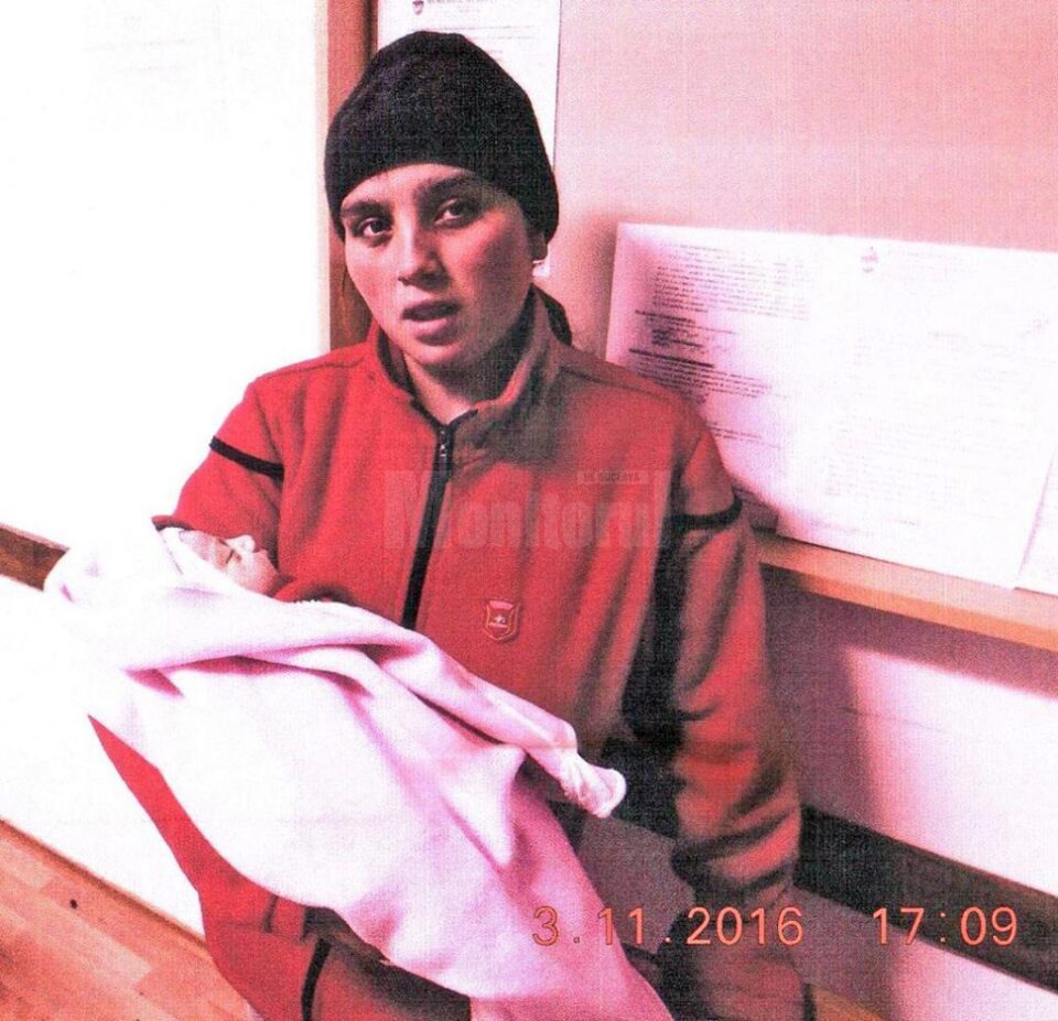 Mamă din Șcheia cu bebelușul la cerșit Mamă din Șcheia cu bebelușul la cerșit