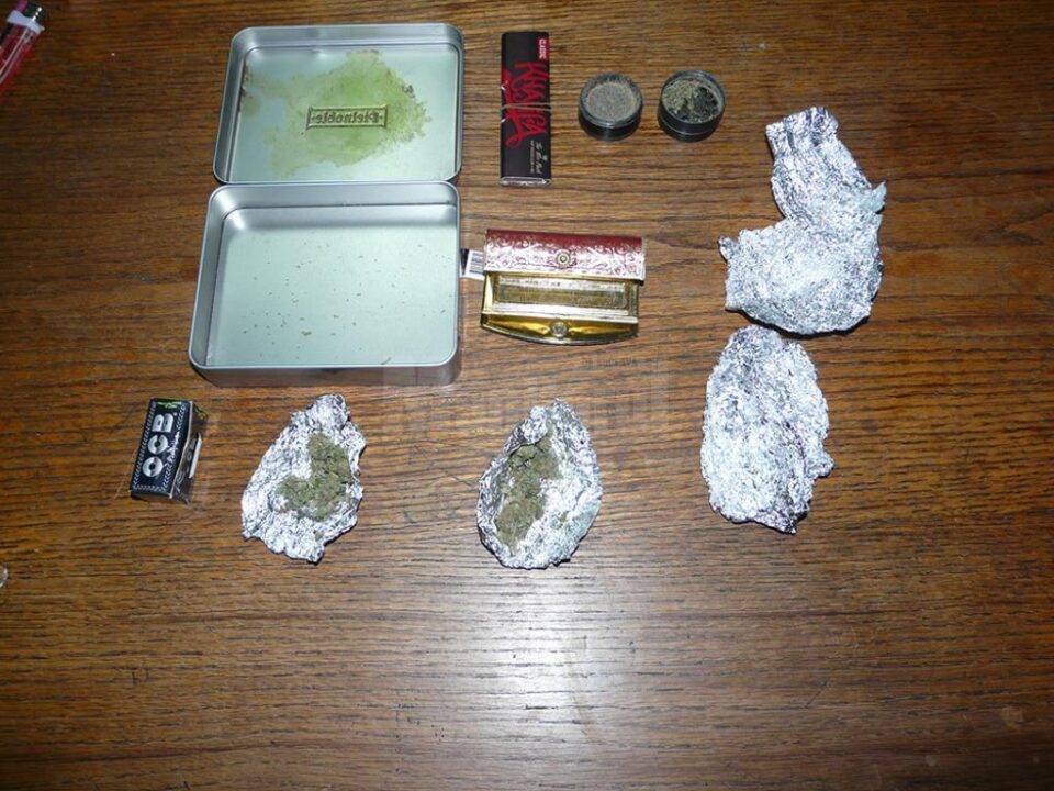 Asupra tinerilor au fost găsite două pachetele de staniol cu canabis, un grinder metalic pentru tocat substanța, foițe de țigară și un cântar electronic