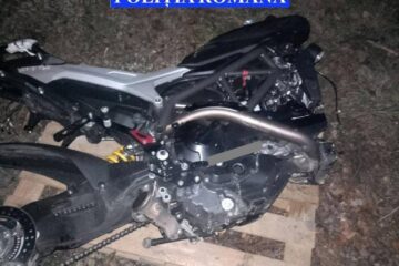 Polițiștii au depistat în încăpere două motociclete, despre care se crede că sunt furate din străinătate