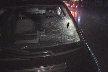 Parbrizul și oglinda retrovizoare ale autoturismului au fost avariate în urma impactului cu victima