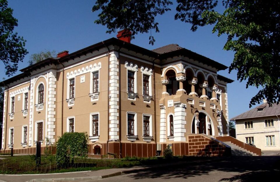 800 de elevi din țară așteaptă de opt luni rezultatele unui concurs organizat de Muzeul de Artă Fălticeni în luna martie