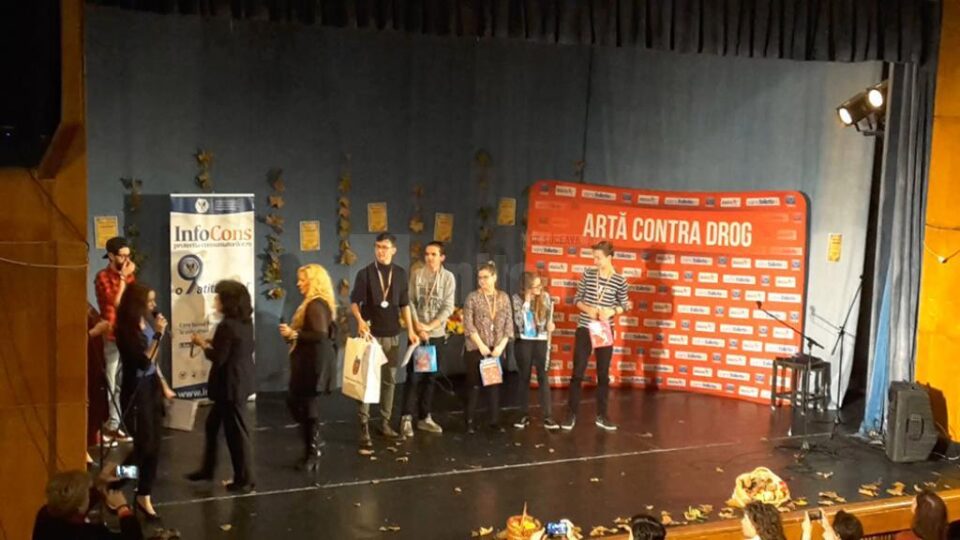Trupa „Simbol” a Colegiului de Artă Suceava a câștigat trofeul Festivalului Național de folk ”Toamna baladelor”