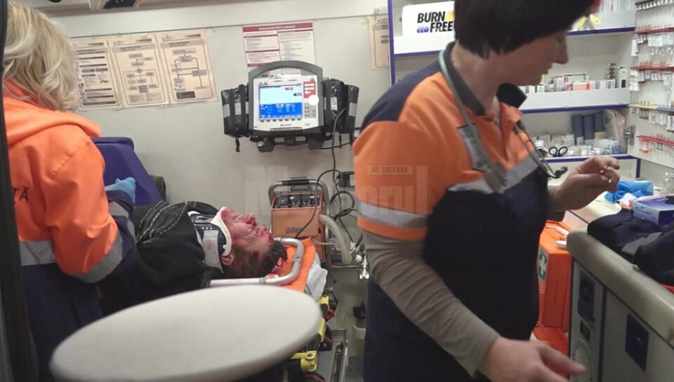 Bărbatul rănit a primit primul ajutor de la personalul ambulanței sosite la fața locului