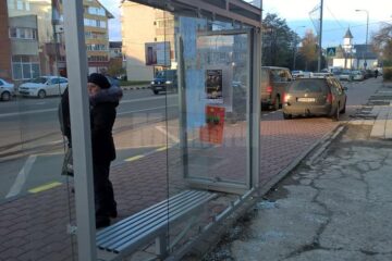 Stațiile de așteptare achiziționate anul acesta au devenit ținta vandalilor în toate zonele în care au fost amplasate