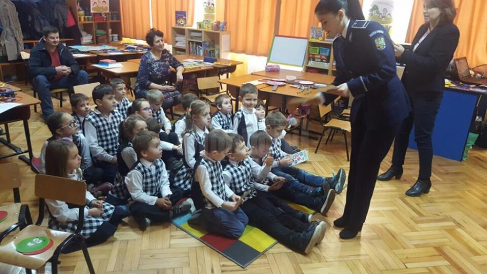 Peste 10.000 de elevi din întregul județ au participat la acțiuni interactive destinate creșterii gradului de siguranță rutieră a copiilor
