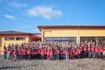 Copiii nevoiași din Ostra și Capu Câmpului au primit ghiozdane complet echipate pentru școală