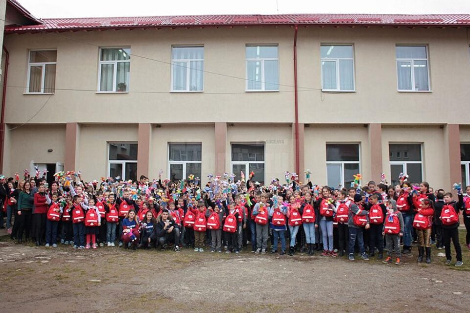 Copiii nevoiași din Ostra și Capu Câmpului au primit ghiozdane complet echipate pentru școală