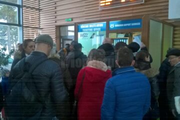 Pasagerii care așteptau cursa Suceava-Milano