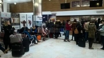 Pasagerii zborului Suceava-Milano, lăsați de izbeliște de Wizz Air în Aeroportul Suceava