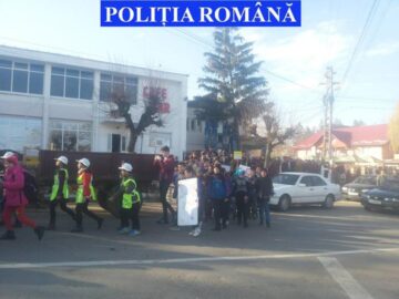 300 de elevi au participat la un marș al siguranței rutiere, la Liteni