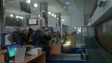 Pasagerii zborului Suceava-Milano, lăsați de izbeliște de Wizz Air în Aeroportul Suceava