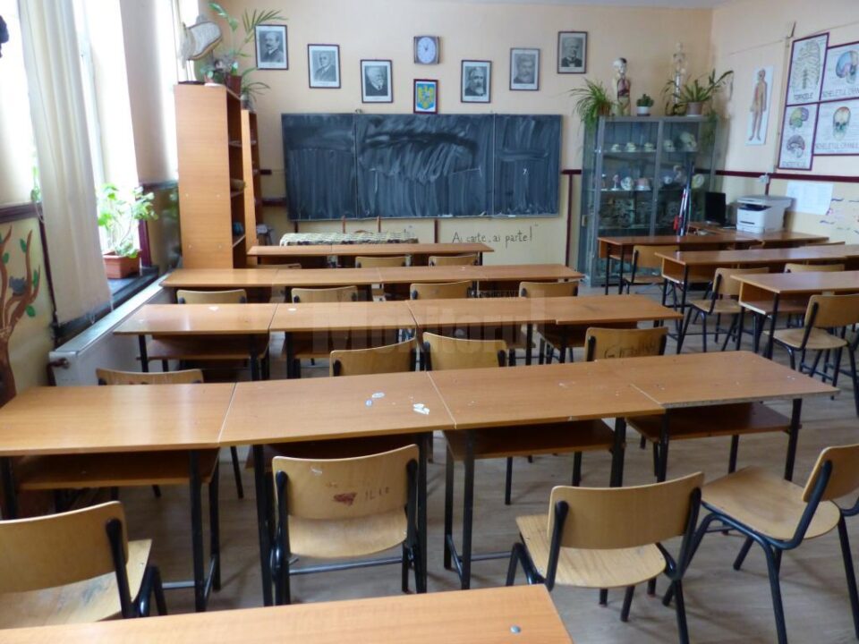 Cursurile au fost suspendate luni la trei școli din județ