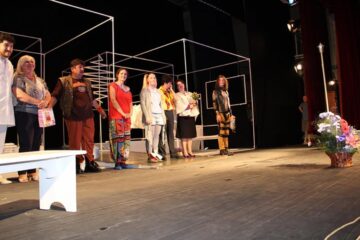 Actorii Teatrului „Mihai Eminescu” Botoșani aduc la Suceava comedia „Tu ești Dumnezeul meu”