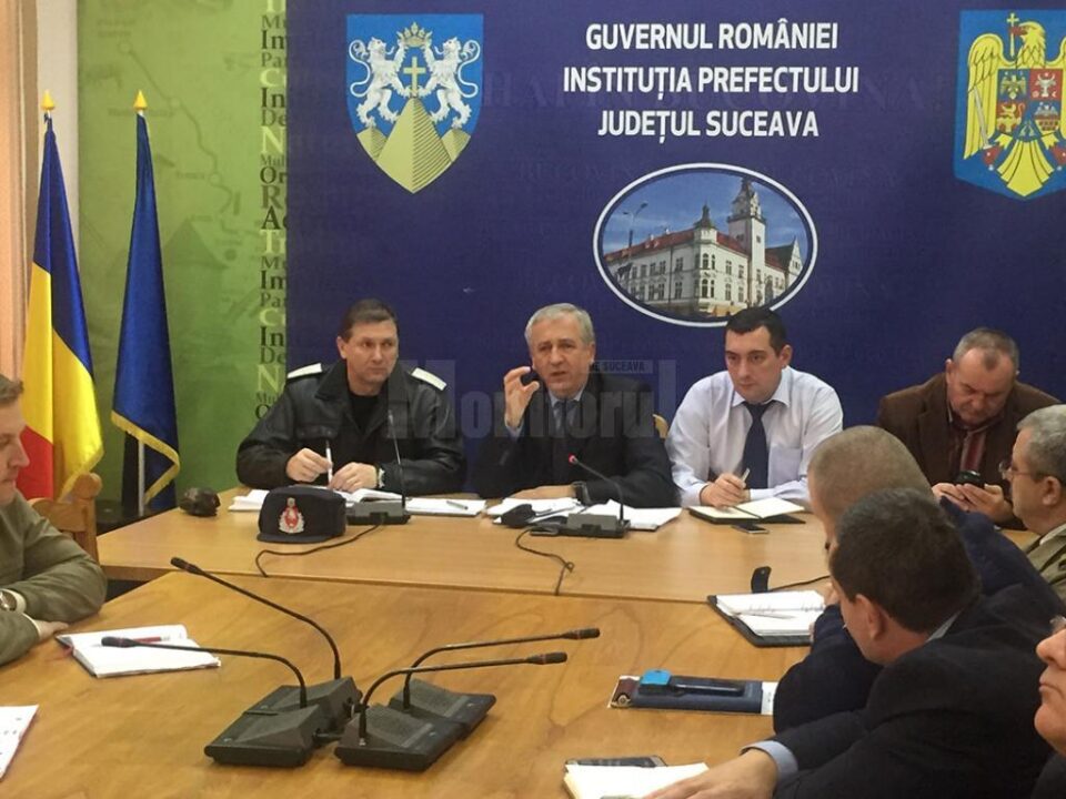 Prefectul județului Suceava, Constantin Harasim, a solicitat ieri o comunicare mai bună și mai intensă între autorități pentru prevenirea situațiilor de urgență