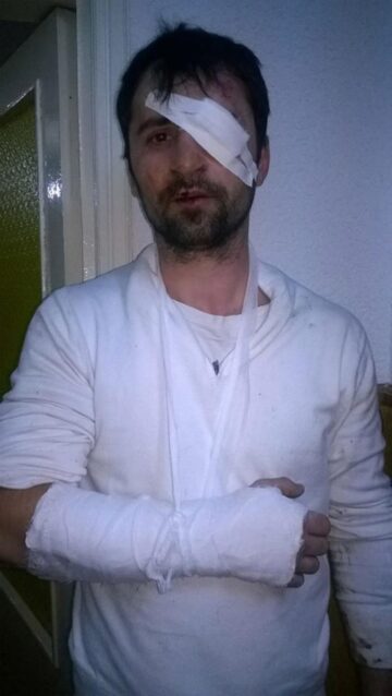 Bărbat bătut măr de față cu soția și cei șase copii ai săi