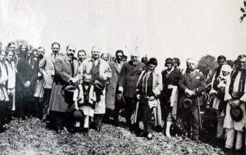 Ion Nistor alături de sătenii din Vicovu de Sus (1925)