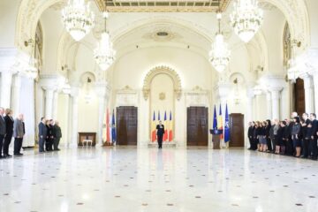 Decorarea Societății Române de Geografie