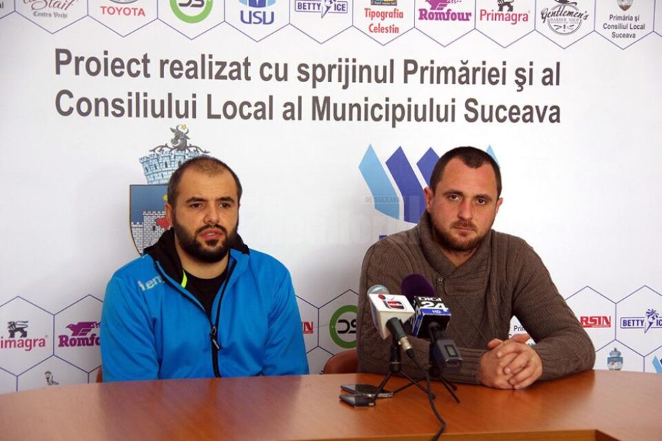 Cei doi tehnicieni ai universitarilor, Adrian Chiruț și Iulian Andrei (stânga)