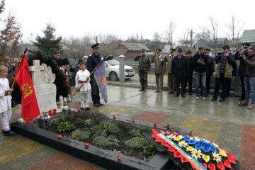 Mormântul eroului, flancat de cele doua steaguri de luptă
