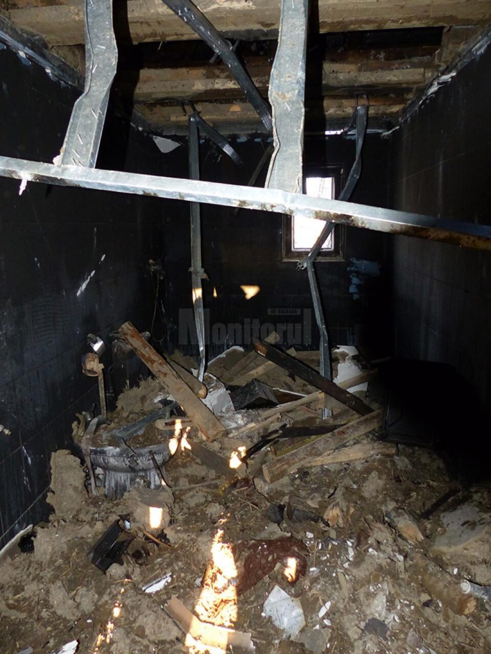 Din locuința cuprinsă de flăcări nu a mai putut fi salvat mare lucru, pierderile depășind 80.000 de lei Din locuința cuprinsă de flăcări nu a mai putut fi salvat mare lucru, pierderile depășind 80.000 de lei