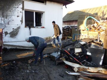 Un puternic incendiu a distrus o casă și a produs pagube mari pe o stradă din zona Ițcani