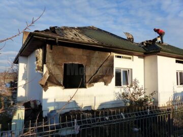 Un puternic incendiu a distrus o casă și a produs pagube mari pe o stradă din zona Ițcani