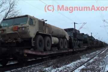 Trenul cu echipament militar NATO, cu 24 de vagoane, care a tranzitat, luni seară, municipiul Suceava. Foto: Andrei Bîrsan