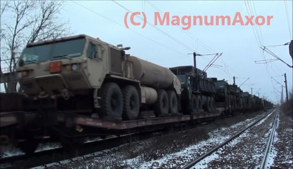 Trenul cu echipament militar NATO, cu 24 de vagoane, care a tranzitat, luni seară, municipiul Suceava. Foto: Andrei Bîrsan