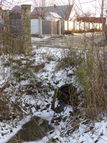 Podețul improvizat din tuburi din beton îngreunează accesul în zonă