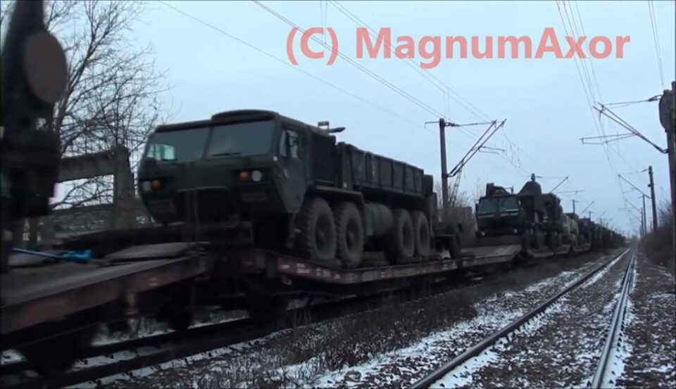 Trenul cu echipament militar NATO, cu 24 de vagoane, care a tranzitat, luni seară, municipiul Suceava. Foto: Andrei Bîrsan