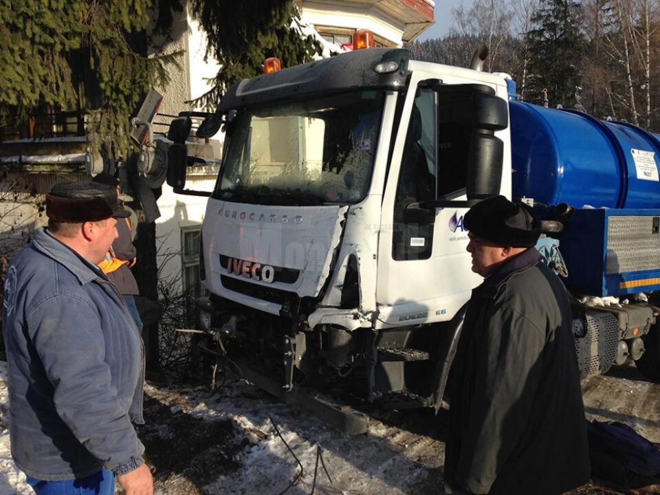 O autoutilitară-vidanjă a ACET Câmpulung, lovită de o drezină pe calea ferată